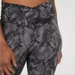𝅺Aerie Offline Crossover Waist Gray Snakeskin Leggings Size L Real Me
